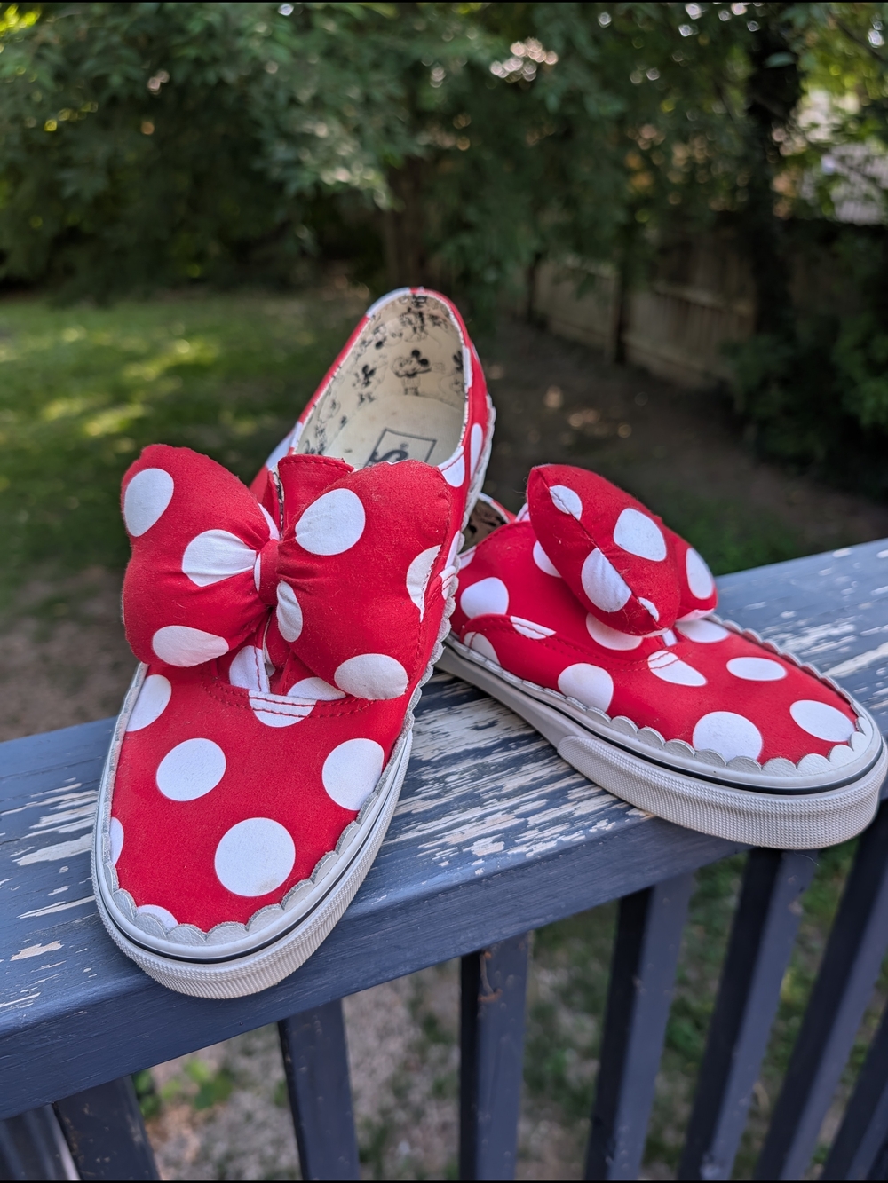 LE Vans X Disney Minnie Mouse Authentic Gore Size 9